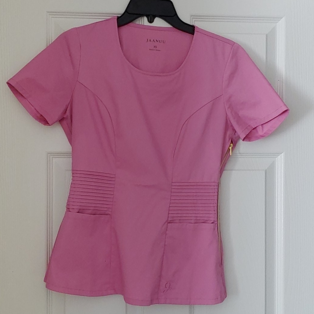 Jannuu peplum scrub top
